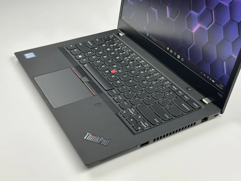 Lenovo ThinkPad T490 z procesorem i5-8365U, ekranem 14" FHD i Intel UHD Graphics 620. Laptop biznesowy z klawiaturą US i złączem Thunderbolt 3.