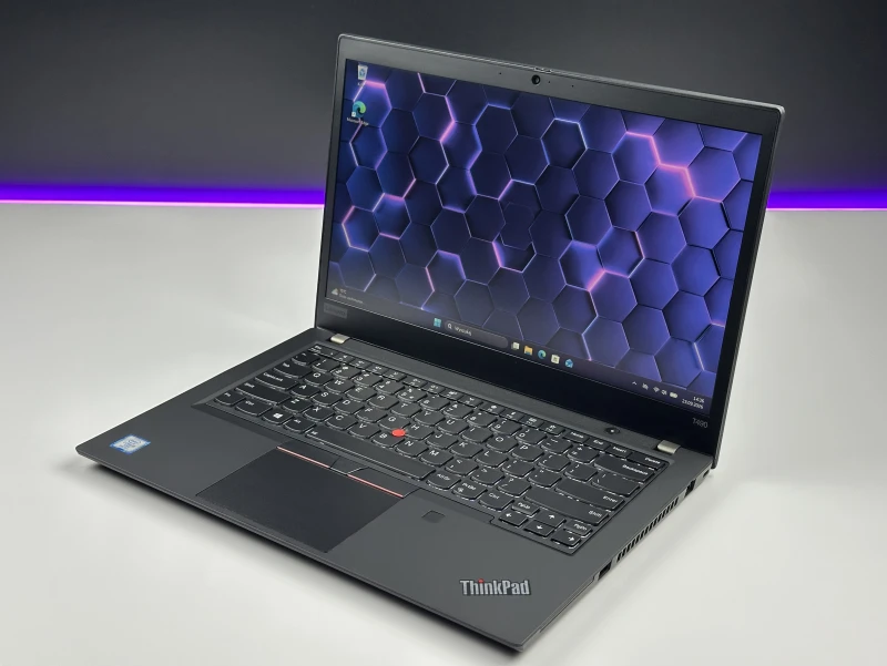 Lenovo ThinkPad T490 z procesorem i5-8365U, ekranem 14" FHD i Intel UHD Graphics 620. Laptop biznesowy z klawiaturą US i złączem Thunderbolt 3.