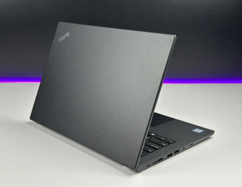 Lenovo ThinkPad T490 z procesorem i5-8365U, ekranem 14" FHD i Intel UHD Graphics 620. Laptop biznesowy z klawiaturą US i złączem Thunderbolt 3.