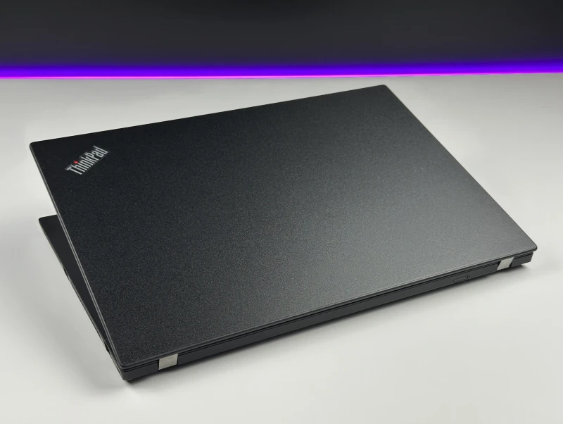 Lenovo ThinkPad T490 z procesorem i5-8365U, ekranem 14" FHD i Intel UHD Graphics 620. Laptop biznesowy z klawiaturą US i złączem Thunderbolt 3.