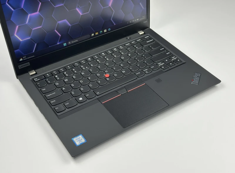 Lenovo ThinkPad T490 z procesorem i5-8365U, ekranem 14" FHD i Intel UHD Graphics 620. Laptop biznesowy z klawiaturą US i złączem Thunderbolt 3.