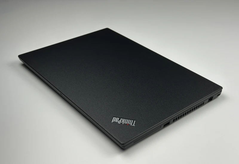 Lenovo ThinkPad T490 z procesorem i5-8365U, ekranem 14" FHD i Intel UHD Graphics 620. Laptop biznesowy z klawiaturą US i złączem Thunderbolt 3.