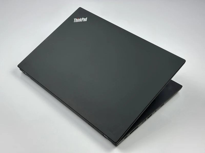 Lenovo ThinkPad T14 Gen 1 z procesorem i5-10310U, ekranem 14" i Intel UHD Graphics. Laptop biznesowy z klawiaturą US i złączem Thunderbolt 3.