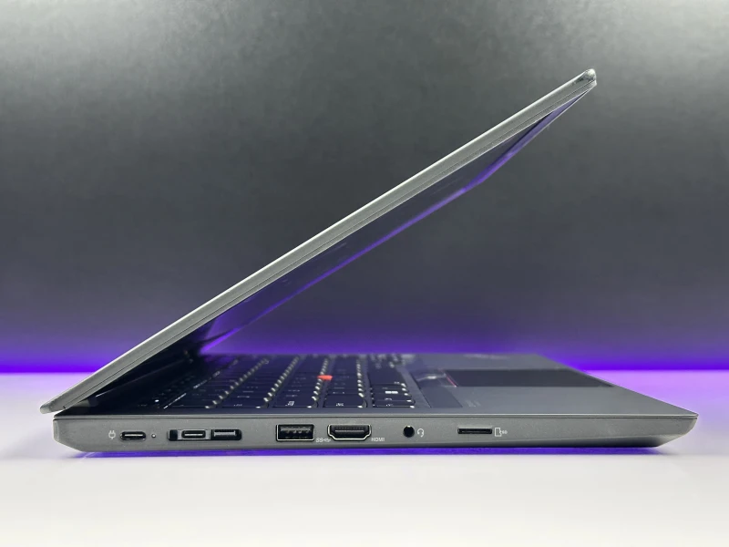 Lenovo ThinkPad T14 Gen 1 z procesorem i5-10310U, ekranem 14" i Intel UHD Graphics. Laptop biznesowy z klawiaturą US i złączem Thunderbolt 3.
