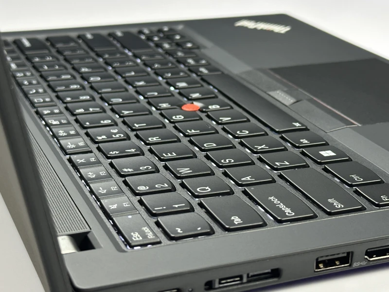 Lenovo ThinkPad T14 Gen 1 z procesorem i5-10310U, ekranem 14" i Intel UHD Graphics. Laptop biznesowy z klawiaturą US i złączem Thunderbolt 3.