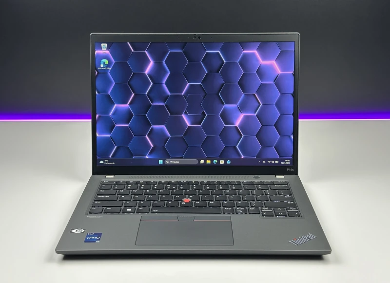 Lenovo ThinkPad P14s Gen 3 z procesorem i7-1270P, ekranem 14" i NVIDIA T550. Mobilna stacja robocza z klawiaturą US i czytnikiem linii papilarnych.