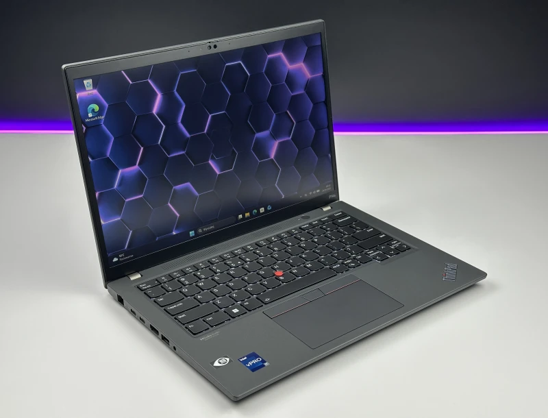 Lenovo ThinkPad P14s Gen 3 z procesorem i7-1270P, ekranem 14" i NVIDIA T550. Mobilna stacja robocza z klawiaturą US i czytnikiem linii papilarnych.