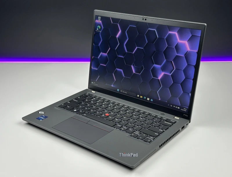 Lenovo ThinkPad P14s Gen 3 z procesorem i7-1270P, ekranem 14" i NVIDIA T550. Mobilna stacja robocza z klawiaturą US i czytnikiem linii papilarnych.