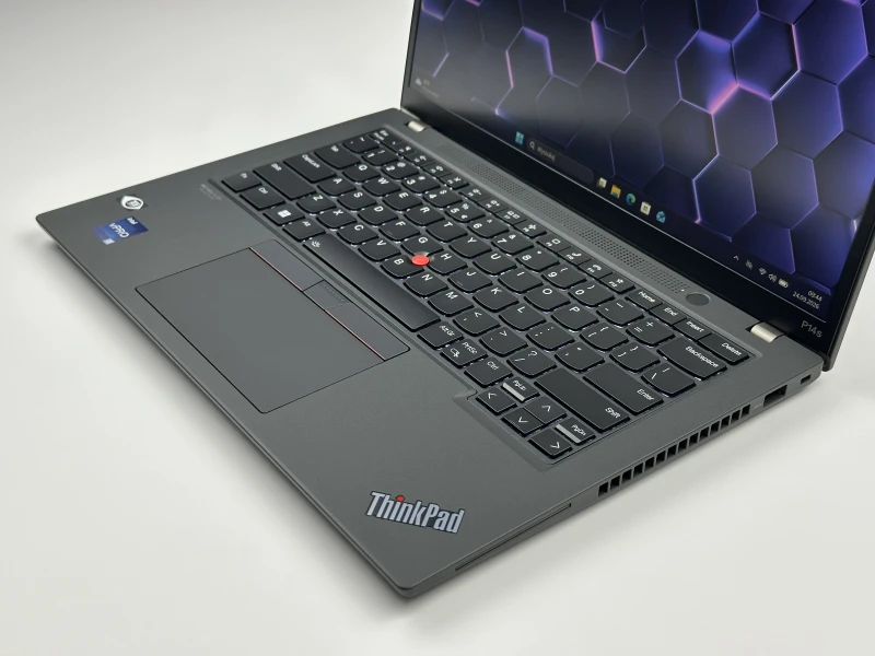 Lenovo ThinkPad P14s Gen 3 z procesorem i7-1270P, ekranem 14" i NVIDIA T550. Mobilna stacja robocza z klawiaturą US i czytnikiem linii papilarnych.