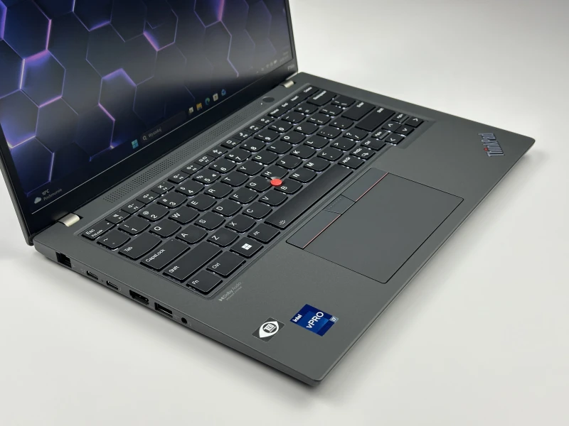 Lenovo ThinkPad P14s Gen 3 z procesorem i7-1270P, ekranem 14" i NVIDIA T550. Mobilna stacja robocza z klawiaturą US i czytnikiem linii papilarnych.