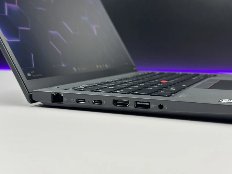 Lenovo ThinkPad P14s Gen 3 z procesorem i7-1270P, ekranem 14" i NVIDIA T550. Mobilna stacja robocza z klawiaturą US i czytnikiem linii papilarnych.