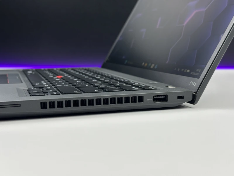 Lenovo ThinkPad P14s Gen 3 z procesorem i7-1270P, ekranem 14" i NVIDIA T550. Mobilna stacja robocza z klawiaturą US i czytnikiem linii papilarnych.