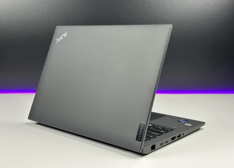 Lenovo ThinkPad P14s Gen 3 z procesorem i7-1270P, ekranem 14" i NVIDIA T550. Mobilna stacja robocza z klawiaturą US i czytnikiem linii papilarnych.
