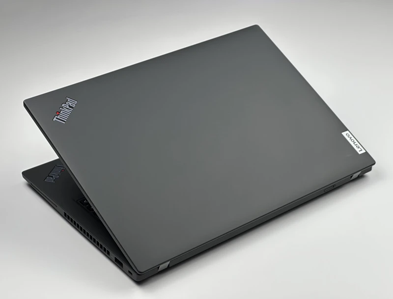 Lenovo ThinkPad P14s Gen 3 z procesorem i7-1270P, ekranem 14" i NVIDIA T550. Mobilna stacja robocza z klawiaturą US i czytnikiem linii papilarnych.