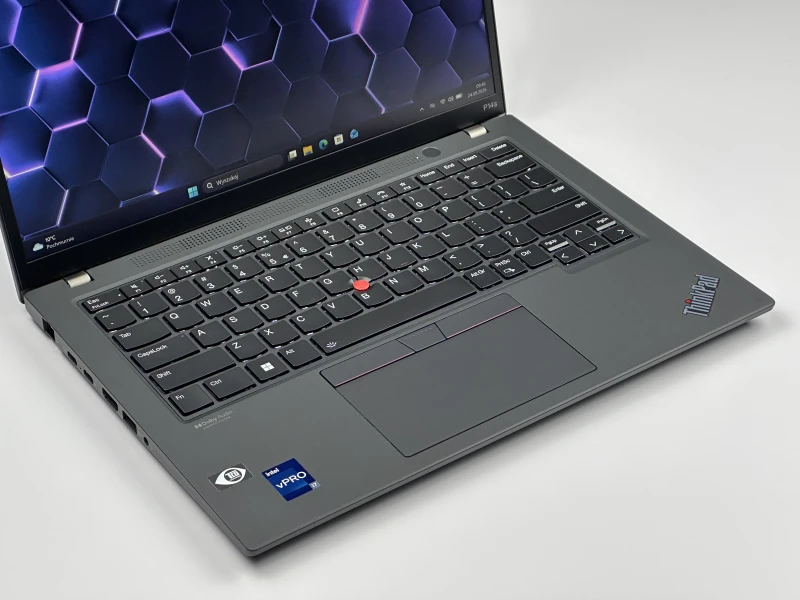 Lenovo ThinkPad P14s Gen 3 z procesorem i7-1270P, ekranem 14" i NVIDIA T550. Mobilna stacja robocza z klawiaturą US i czytnikiem linii papilarnych.