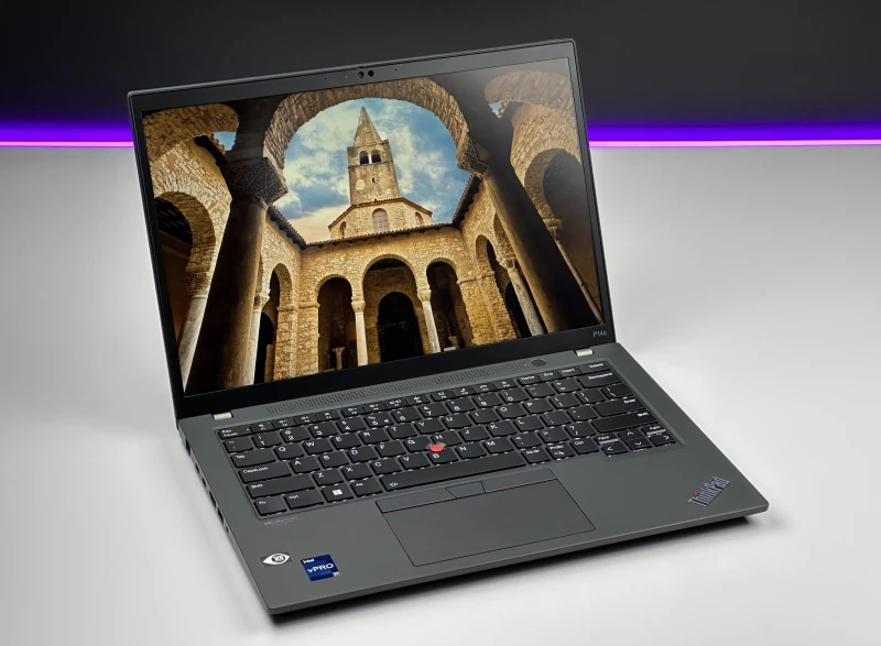 Lenovo ThinkPad P14s Gen 3 z procesorem i7-1270P, ekranem 14" i NVIDIA T550. Mobilna stacja robocza z klawiaturą US i czytnikiem linii papilarnych.