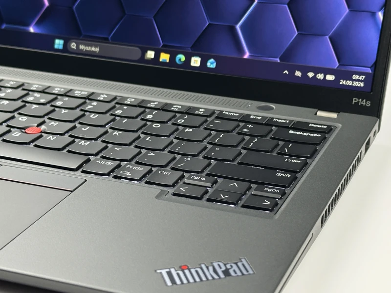 Lenovo ThinkPad P14s Gen 3 z procesorem i7-1270P, ekranem 14" i NVIDIA T550. Mobilna stacja robocza z klawiaturą US i czytnikiem linii papilarnych.