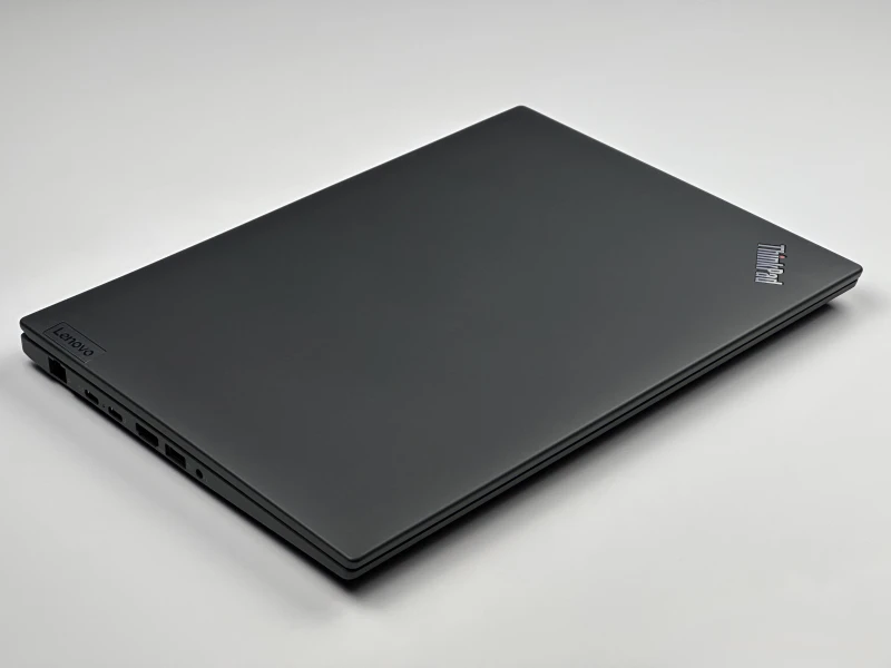 Lenovo ThinkPad P14s Gen 3 z procesorem i7-1270P, ekranem 14" i NVIDIA T550. Mobilna stacja robocza z klawiaturą US i czytnikiem linii papilarnych.