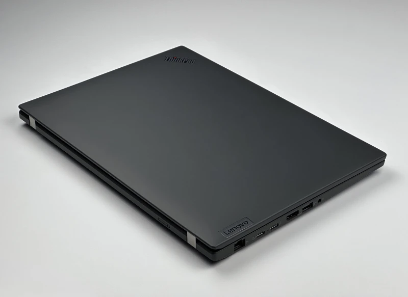 Lenovo ThinkPad P14s Gen 3 z procesorem i7-1270P, ekranem 14" i NVIDIA T550. Mobilna stacja robocza z klawiaturą US i czytnikiem linii papilarnych.