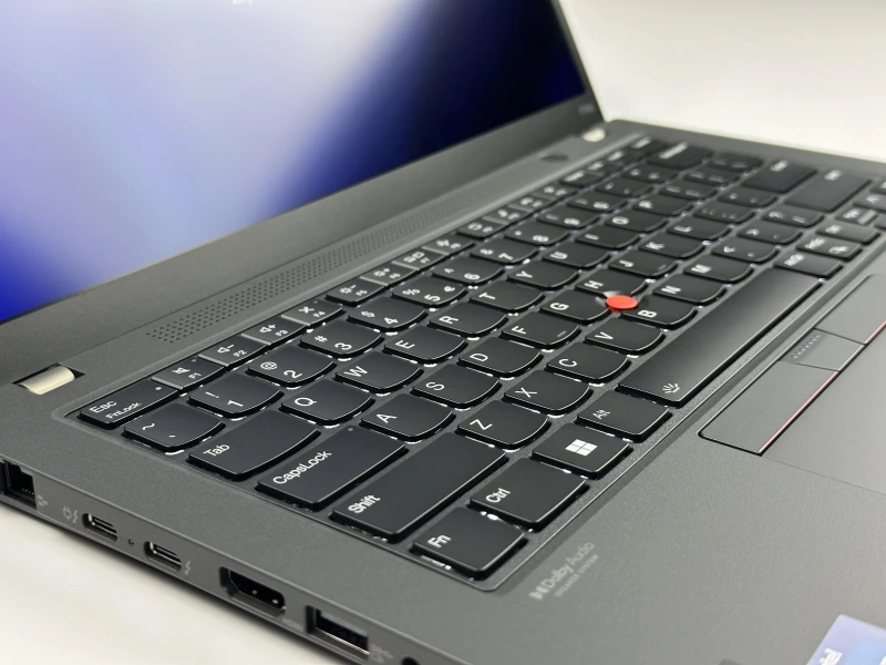 Lenovo ThinkPad P14s Gen 3 z procesorem i7-1270P, ekranem 14" i NVIDIA T550. Mobilna stacja robocza z klawiaturą US i czytnikiem linii papilarnych.
