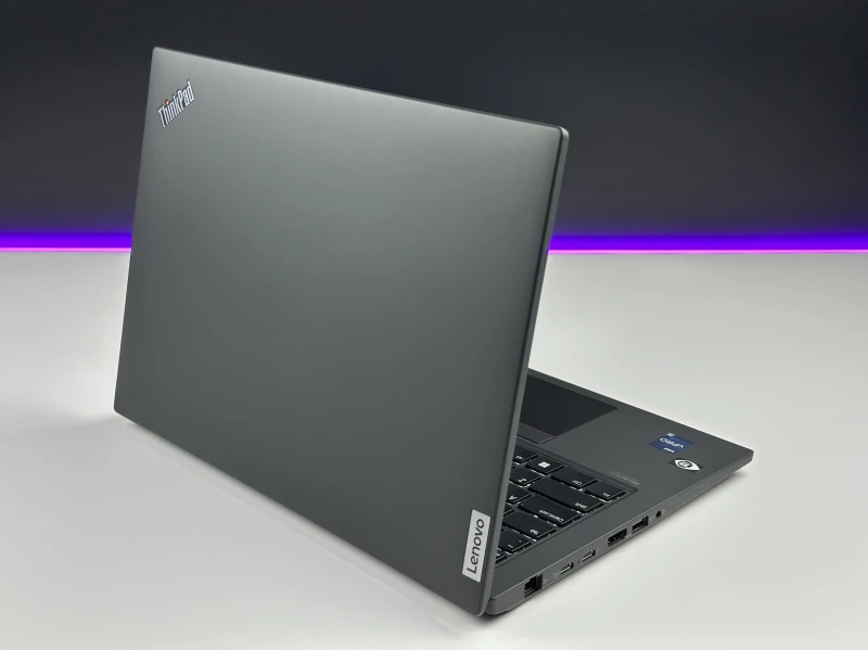 Lenovo ThinkPad P14s Gen 3 z procesorem i7-1270P, ekranem 14" i NVIDIA T550. Mobilna stacja robocza z klawiaturą US i czytnikiem linii papilarnych.