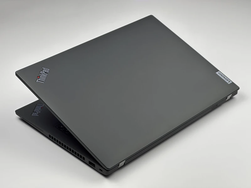 Lenovo ThinkPad P14s Gen 3 z procesorem i7-1270P, ekranem 14" i NVIDIA T550. Mobilna stacja robocza z klawiaturą US i czytnikiem linii papilarnych.