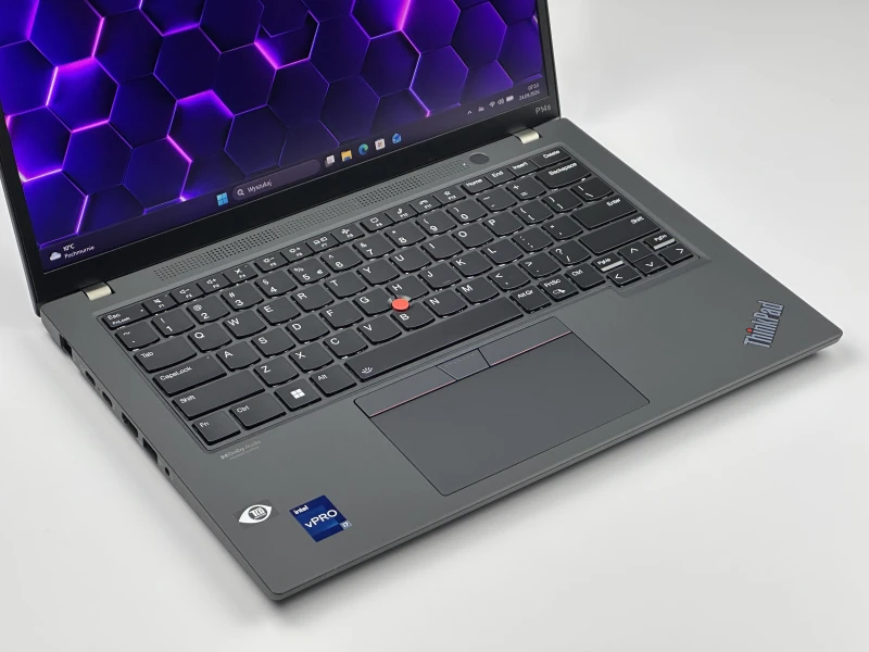 Lenovo ThinkPad P14s Gen 3 z procesorem i7-1270P, ekranem 14" i NVIDIA T550. Mobilna stacja robocza z klawiaturą US i czytnikiem linii papilarnych.