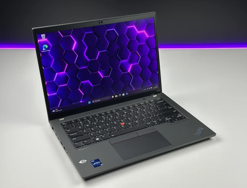 Lenovo ThinkPad P14s Gen 3 z procesorem i7-1270P, ekranem 14" i NVIDIA T550. Mobilna stacja robocza z klawiaturą US i czytnikiem linii papilarnych.