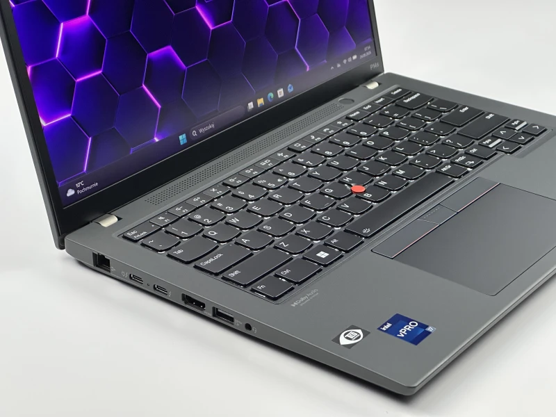 Lenovo ThinkPad P14s Gen 3 z procesorem i7-1270P, ekranem 14" i NVIDIA T550. Mobilna stacja robocza z klawiaturą US i czytnikiem linii papilarnych.