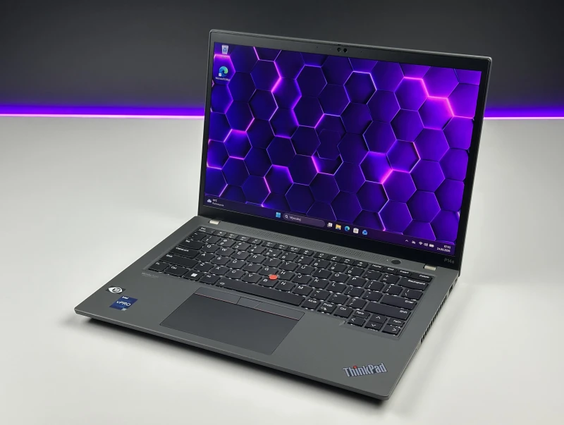 Lenovo ThinkPad P14s Gen 3 z procesorem i7-1270P, ekranem 14" i NVIDIA T550. Mobilna stacja robocza z klawiaturą US i czytnikiem linii papilarnych.
