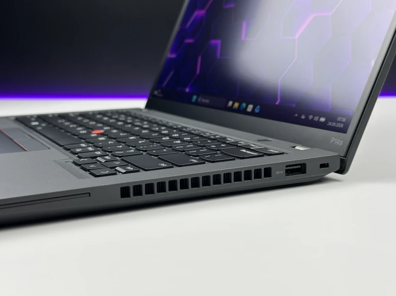Lenovo ThinkPad P14s Gen 3 z procesorem i7-1270P, ekranem 14" i NVIDIA T550. Mobilna stacja robocza z klawiaturą US i czytnikiem linii papilarnych.