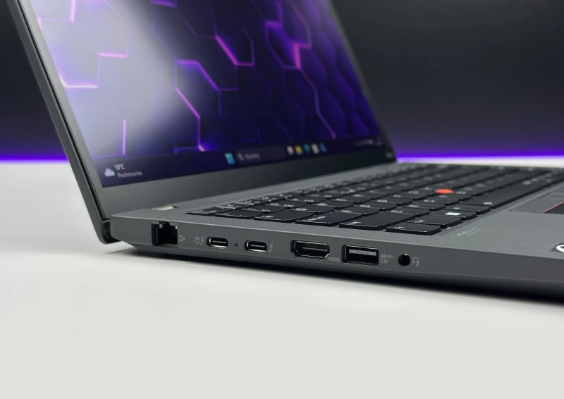 Lenovo ThinkPad P14s Gen 3 z procesorem i7-1270P, ekranem 14" i NVIDIA T550. Mobilna stacja robocza z klawiaturą US i czytnikiem linii papilarnych.