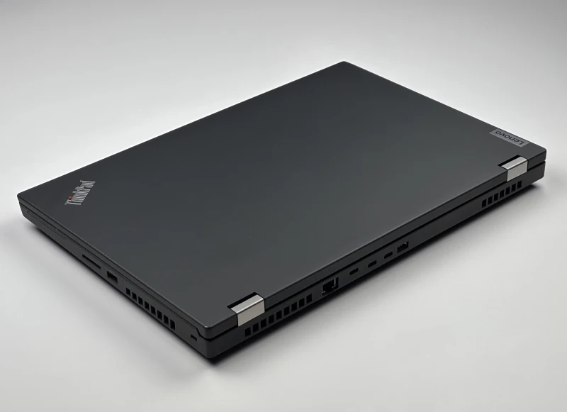 Lenovo ThinkPad P15 Gen 1 z i7-10850H, ekranem 4K UHD i Quadro RTX 3000. Stacja robocza z 4 slotami RAM i czytnikiem linii papilarnych.