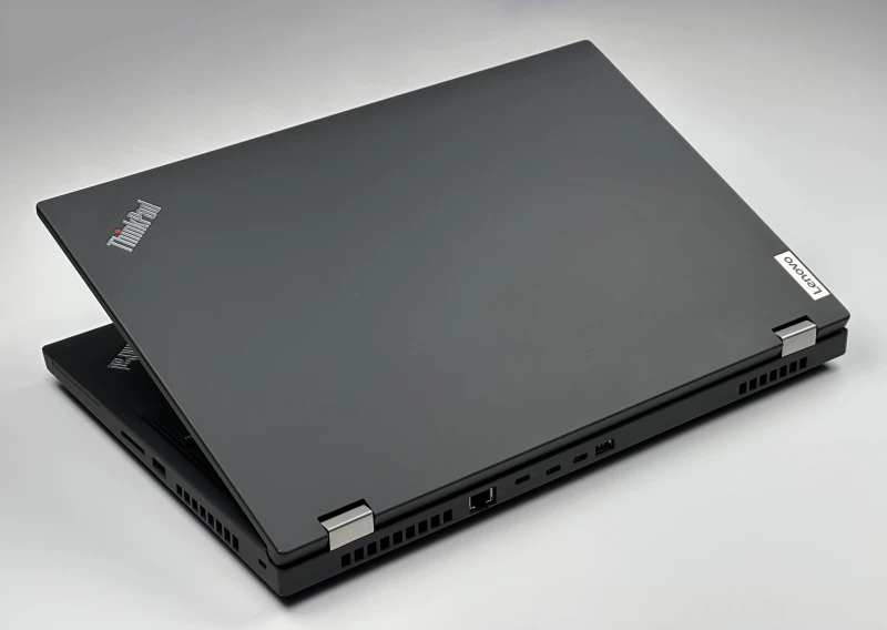 Lenovo ThinkPad P15 Gen 1 z i7-10850H, ekranem 4K UHD i Quadro RTX 3000. Stacja robocza z 4 slotami RAM i czytnikiem linii papilarnych.