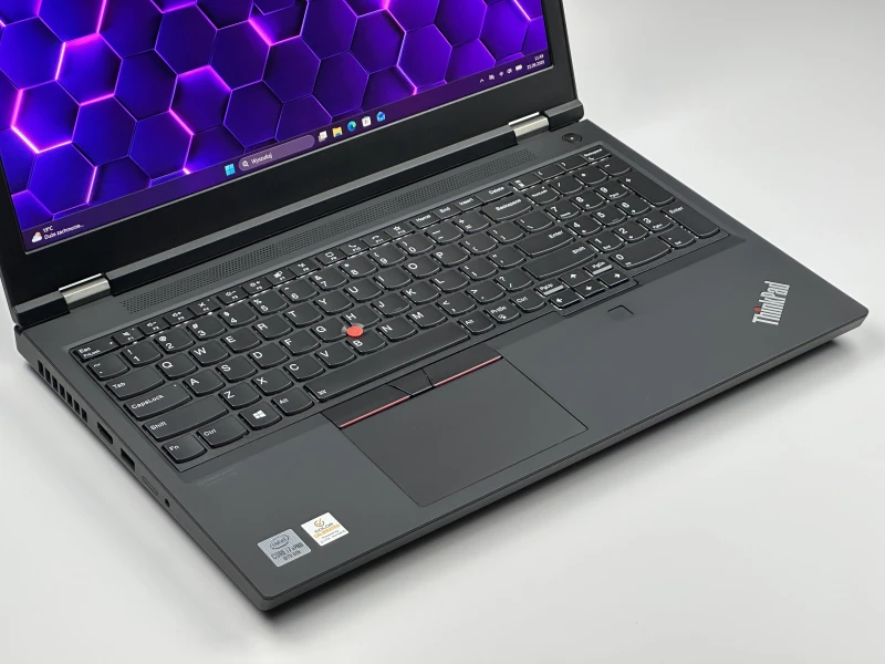 Lenovo ThinkPad P15 Gen 1 z i7-10850H, ekranem 4K UHD i Quadro RTX 3000. Stacja robocza z 4 slotami RAM i czytnikiem linii papilarnych.