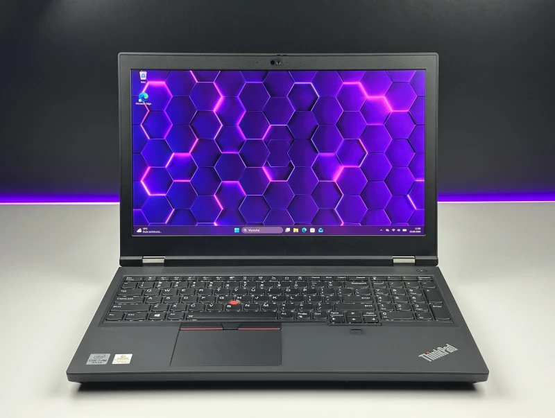 Lenovo ThinkPad P15 Gen 1 z i7-10850H, ekranem 4K UHD i Quadro RTX 3000. Stacja robocza z 4 slotami RAM i czytnikiem linii papilarnych.