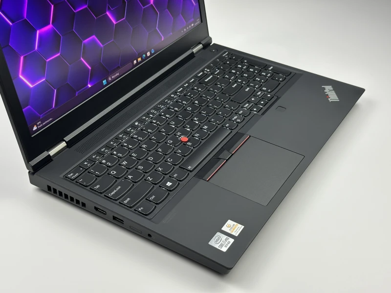 Lenovo ThinkPad P15 Gen 1 z i7-10850H, ekranem 4K UHD i Quadro RTX 3000. Stacja robocza z 4 slotami RAM i czytnikiem linii papilarnych.