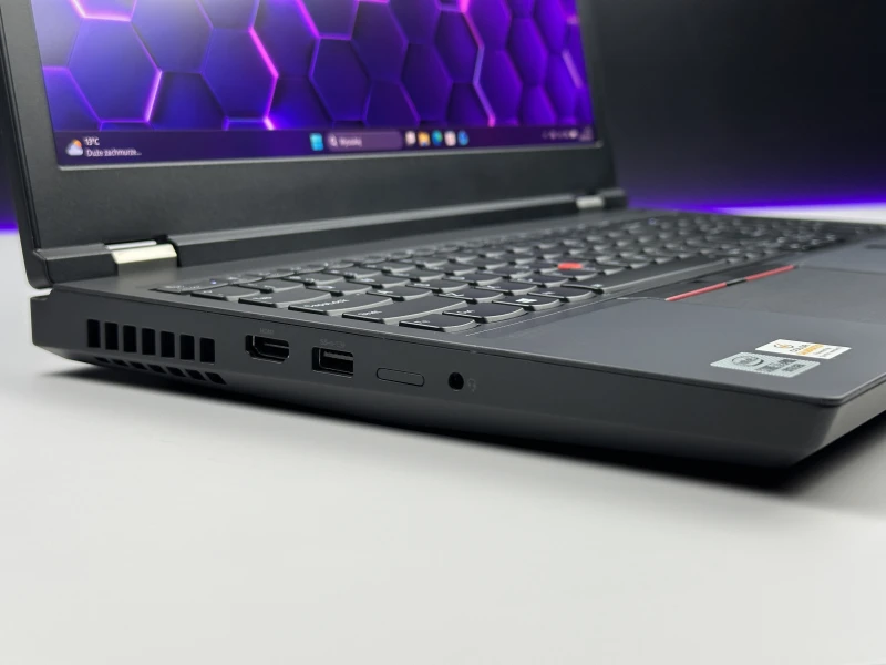 Lenovo ThinkPad P15 Gen 1 z i7-10850H, ekranem 4K UHD i Quadro RTX 3000. Stacja robocza z 4 slotami RAM i czytnikiem linii papilarnych.