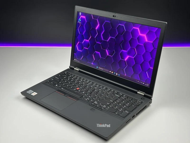 Lenovo ThinkPad P15 Gen 1 z i7-10850H, ekranem 4K UHD i Quadro RTX 3000. Stacja robocza z 4 slotami RAM i czytnikiem linii papilarnych.