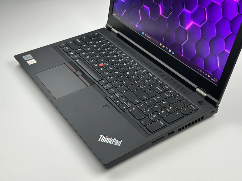 Lenovo ThinkPad P15 Gen 1 z i7-10850H, ekranem 4K UHD i Quadro RTX 3000. Stacja robocza z 4 slotami RAM i czytnikiem linii papilarnych.