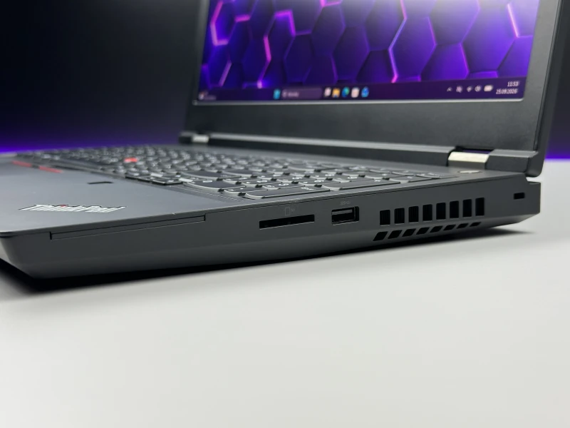 Lenovo ThinkPad P15 Gen 1 z i7-10850H, ekranem 4K UHD i Quadro RTX 3000. Stacja robocza z 4 slotami RAM i czytnikiem linii papilarnych.