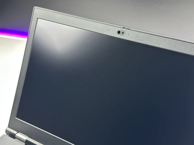 Lenovo ThinkPad P15 Gen 1 z i7-10850H, ekranem 4K UHD i Quadro RTX 3000. Stacja robocza z 4 slotami RAM i czytnikiem linii papilarnych.