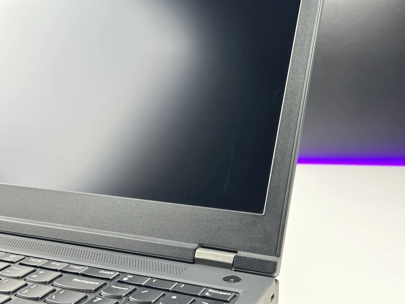 Lenovo ThinkPad P15 Gen 1 z i7-10850H, ekranem 4K UHD i Quadro RTX 3000. Stacja robocza z 4 slotami RAM i czytnikiem linii papilarnych.