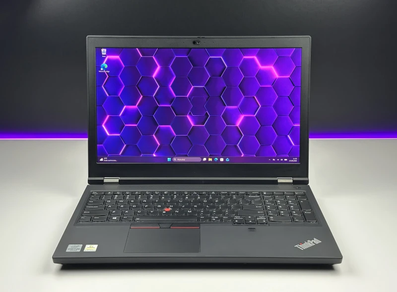 Lenovo ThinkPad P15 Gen 1 z i7-10850H, ekranem 4K UHD i Quadro RTX 3000. Stacja robocza z 4 slotami RAM i czytnikiem linii papilarnych.