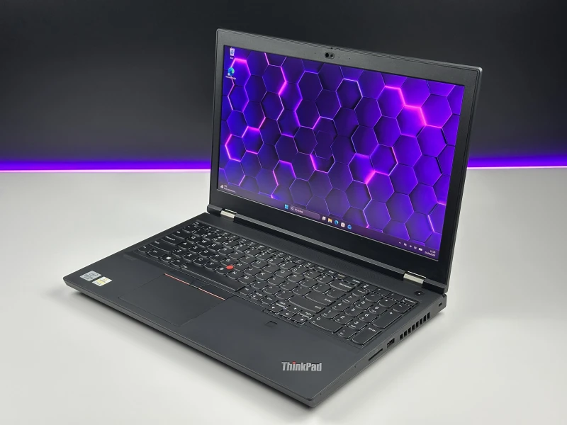 Lenovo ThinkPad P15 Gen 1 z i7-10850H, ekranem 4K UHD i Quadro RTX 3000. Stacja robocza z 4 slotami RAM i czytnikiem linii papilarnych.