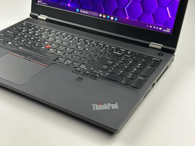 Lenovo ThinkPad P15 Gen 1 z i7-10850H, ekranem 4K UHD i Quadro RTX 3000. Stacja robocza z 4 slotami RAM i czytnikiem linii papilarnych.