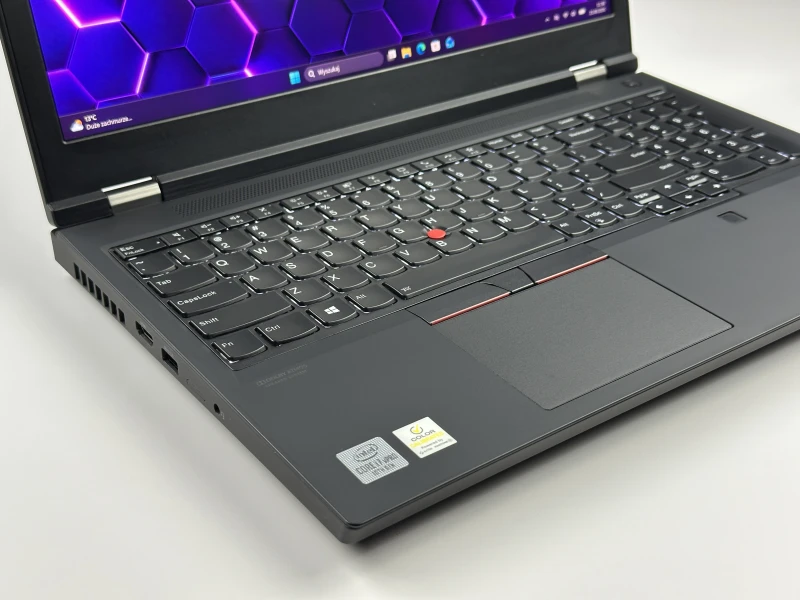 Lenovo ThinkPad P15 Gen 1 z i7-10850H, ekranem 4K UHD i Quadro RTX 3000. Stacja robocza z 4 slotami RAM i czytnikiem linii papilarnych.