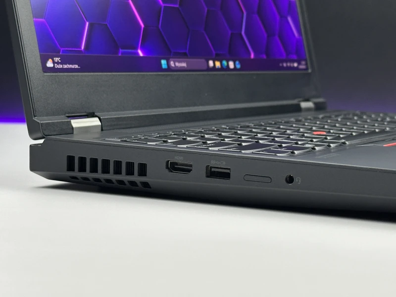 Lenovo ThinkPad P15 Gen 1 z i7-10850H, ekranem 4K UHD i Quadro RTX 3000. Stacja robocza z 4 slotami RAM i czytnikiem linii papilarnych.
