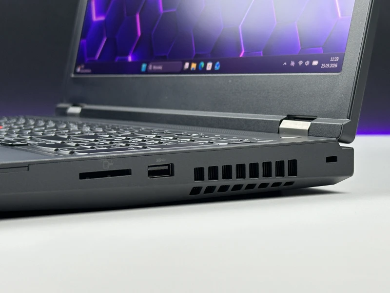 Lenovo ThinkPad P15 Gen 1 z i7-10850H, ekranem 4K UHD i Quadro RTX 3000. Stacja robocza z 4 slotami RAM i czytnikiem linii papilarnych.