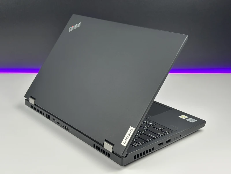 Lenovo ThinkPad P15 Gen 1 z i7-10850H, ekranem 4K UHD i Quadro RTX 3000. Stacja robocza z 4 slotami RAM i czytnikiem linii papilarnych.
